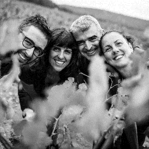 Bodegas Gratias, natural wine producer, the Gomez family in their vineyard in Manchuela, Spain